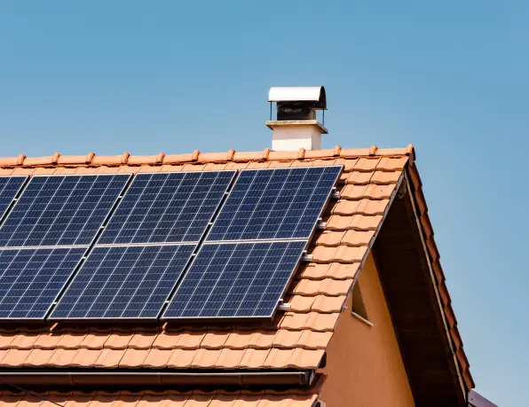 Vivienda con placas solares instaladas en su tejado