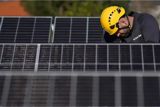 Instalador de SotySolar realizando una instalación fotovoltaica en una vivienda