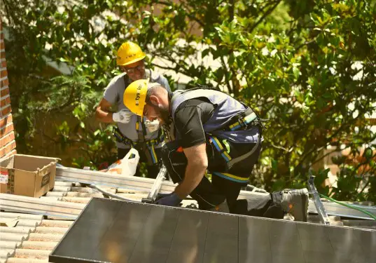 Instaladores de SotySolar realizando una instalación de placas solares en un tejado