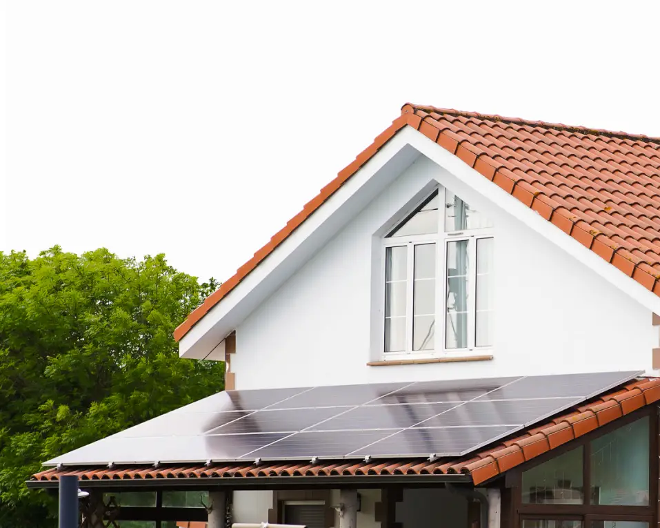 Imagen del tejado de una casa con placas solares