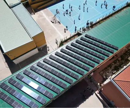 Imagen de una instlación de placas solares en el colegio de Navalcarnero
