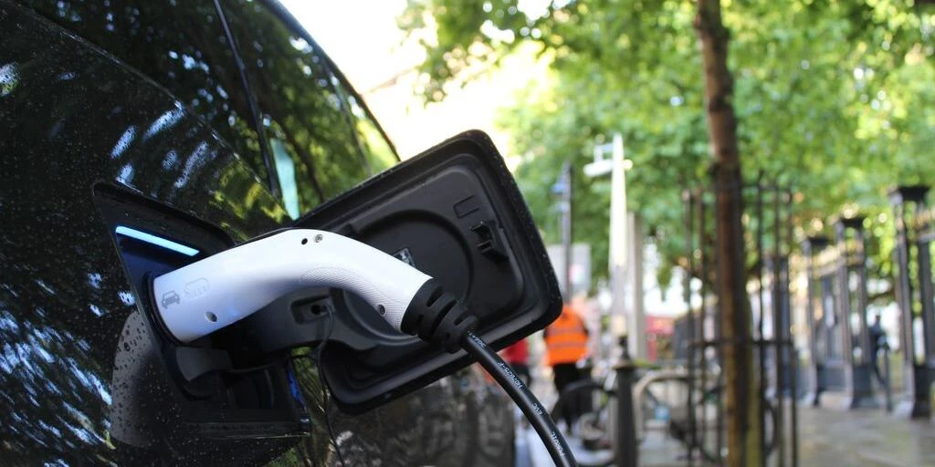 Cómo cargar un coche eléctrico con placas solares