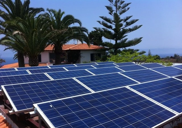 ¿Por qué no se ven más tejados con placas solares para autoconsumo?